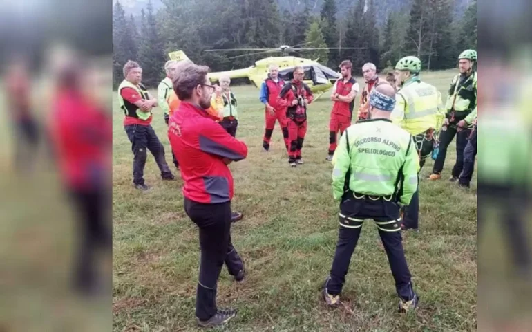 Corpos de dois montanhistas são encontrados pendurados em cordas de escalada