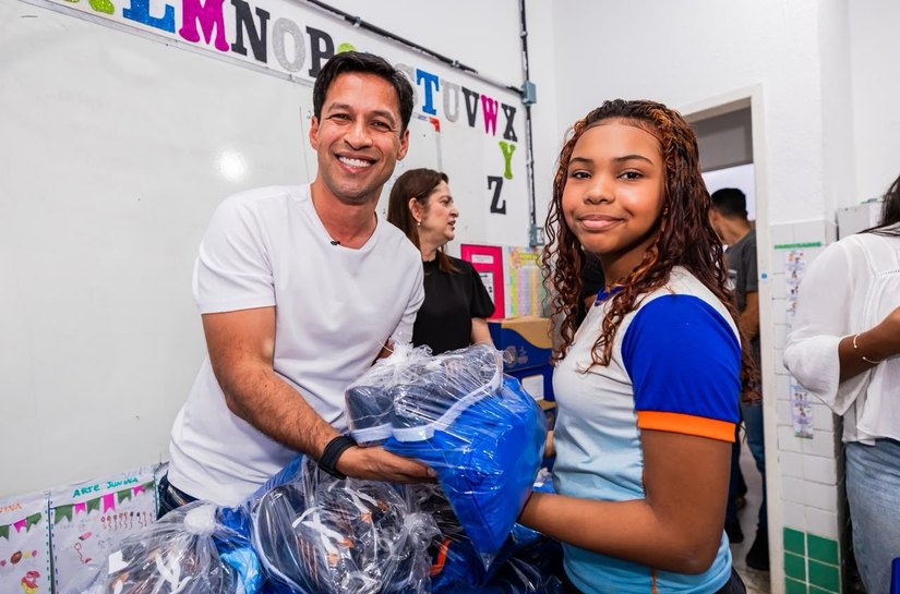 Prefeito Rodrigo Cunha acompanha volta às aulas e entrega kits escolares a estudantes da rede municipal