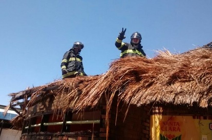 Atuação! Bombeiros debelam fogo em barraca de tapioca na Pajuçara