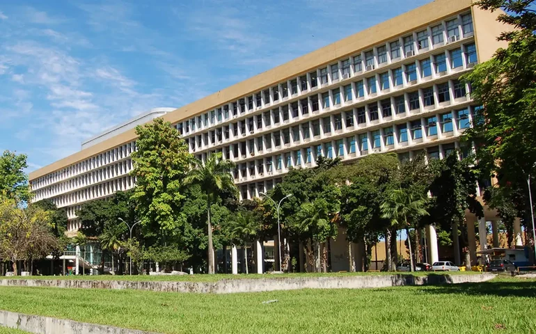 Reitor da UFRJ protesta contra corte de água e de energia no campus