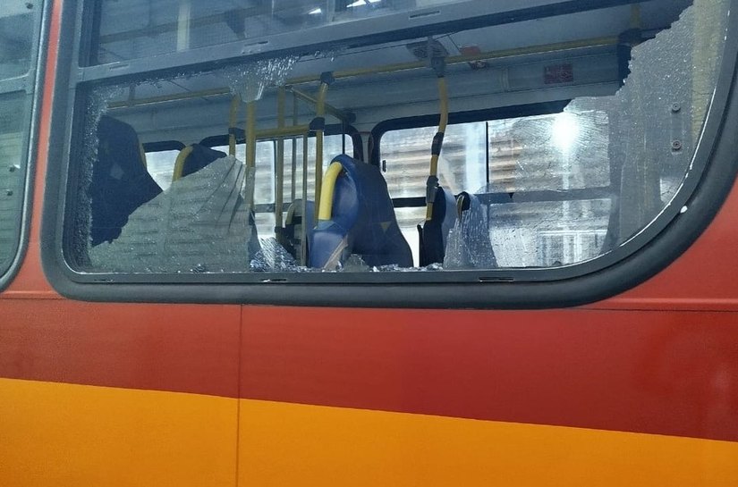 Torcedores do ASA são suspeitos de vandalismo contra ônibus de torcedores do Penedense