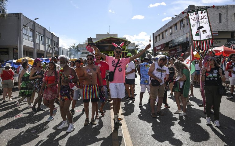 Pacotão, bloco tradicional de Brasília,  trouxe o tema 'Anistia Não'