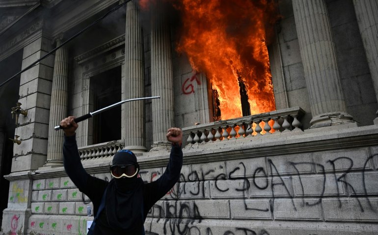 Governo da Guatemala considera incêndio no Congresso um ‘ato terrorista’