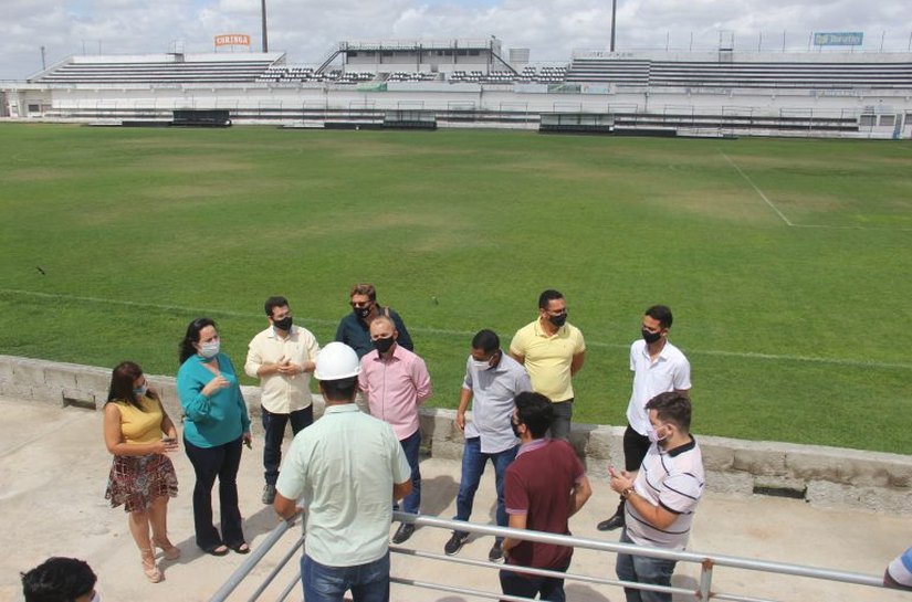 Fabiana Pessoa faz visita de inspeção ao Estádio Municipal e destaca avanço da obra