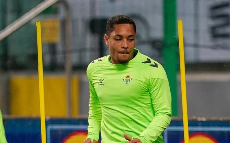 Vitor Roque destaca felicidade longe do Barcelona: 'Fiquei 6 ou 7 meses sem sorrir'