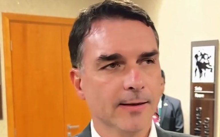 Flávio Bolsonaro fala em 'continuidade' de projeto de Paulo Guedes e critica política econômica do governo