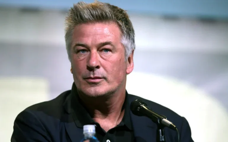 Juiz rejeita pedido de Alec Baldwin e mantém acusação de homicídio culposo em caso 'Rust'; entenda