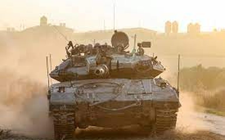 Dezenas de tanques de Israel entram no sul de Gaza, dizem testemunhas