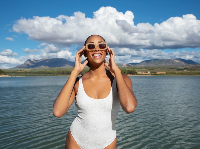 Como proteger seus olhos do sol, do cloro e da areia