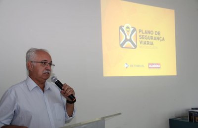 Teófilo ressalta consciência e responsabilidade no trânsito em lançamento de livro