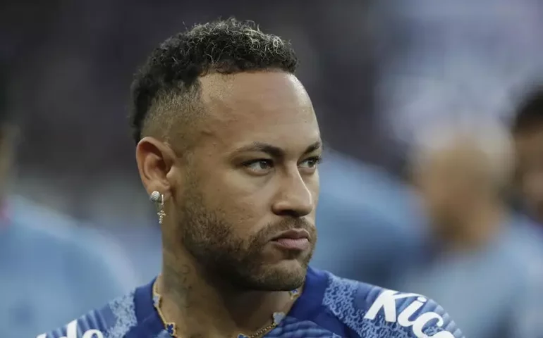 Neymar passa por cirurgia no joelho após recado a Ancelotti