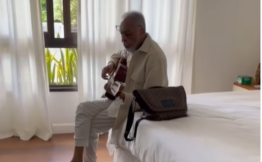 Gilberto Gil divulga vídeo tocando violão para Preta Gil