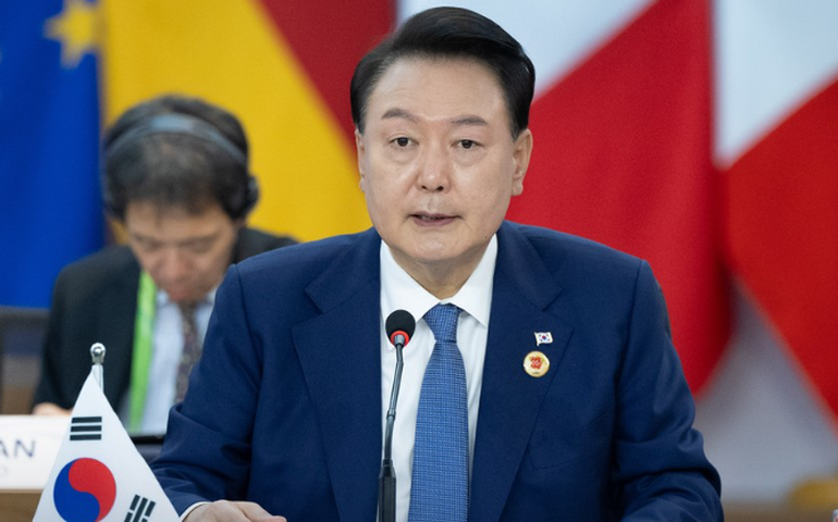 Caos da lei marcial na Coreia do Sul se aprofunda, com batidas e tentativa de suicídio