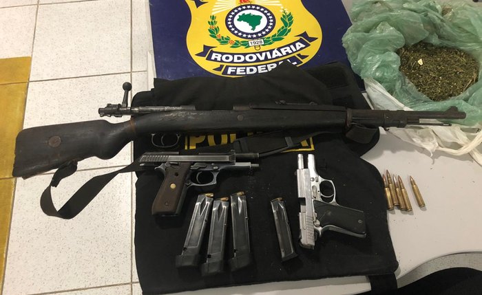 Suspeito foi preso com um carro roubado, armas, munições e drogas Foto: PRF