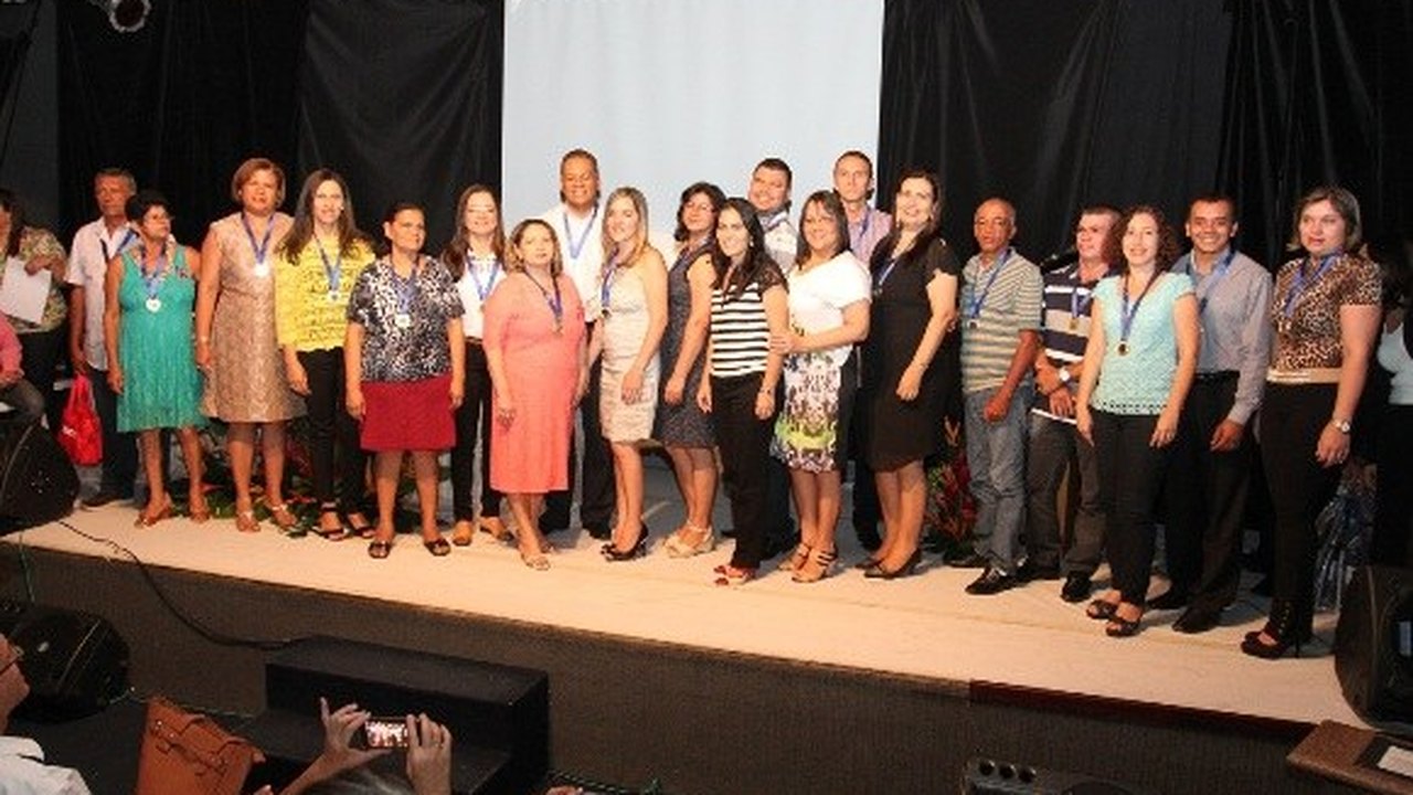 Secretaria de Educação homenageia servidores destaques de 2014