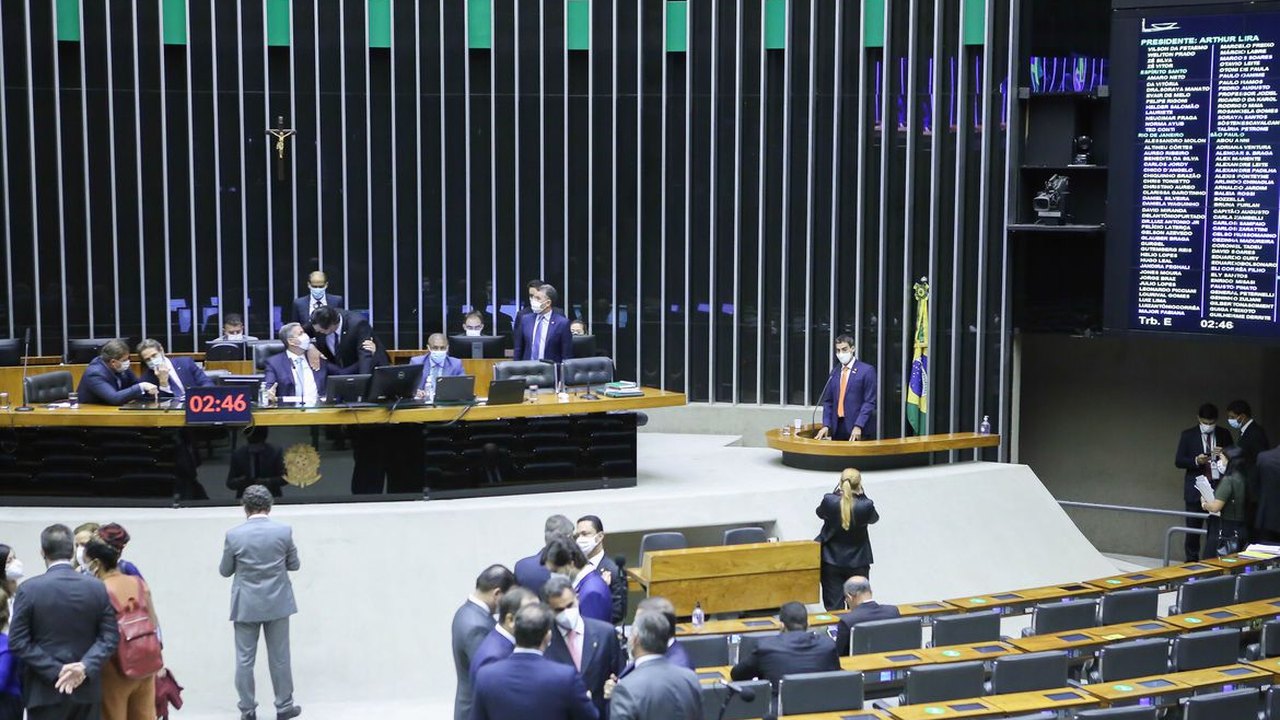 Em primeiro teste do dia, governo evita mudança no texto da PEC dos Precatórios