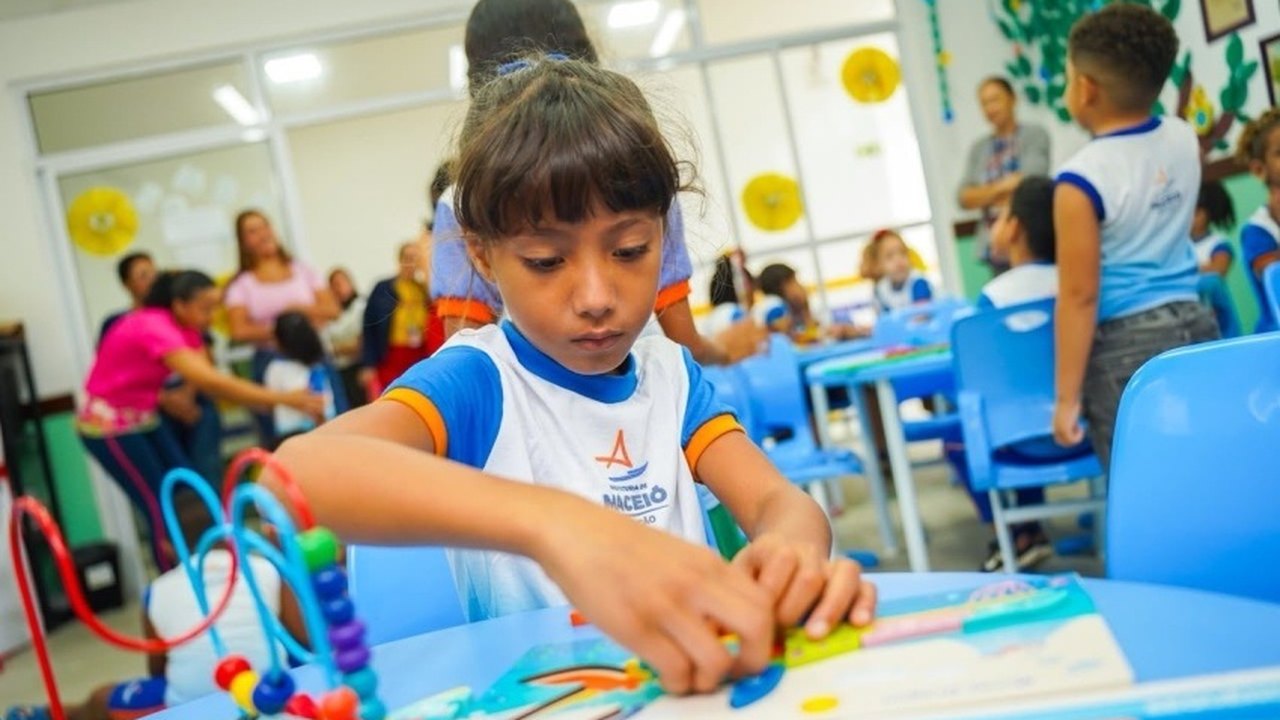 Estudantes da rede pública de Maceió retornam às aulas nesta terça (7)