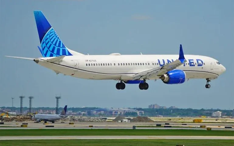 Colisão entre dois aviões da Boeing em aeroporto no domingo será investigada pela FAA