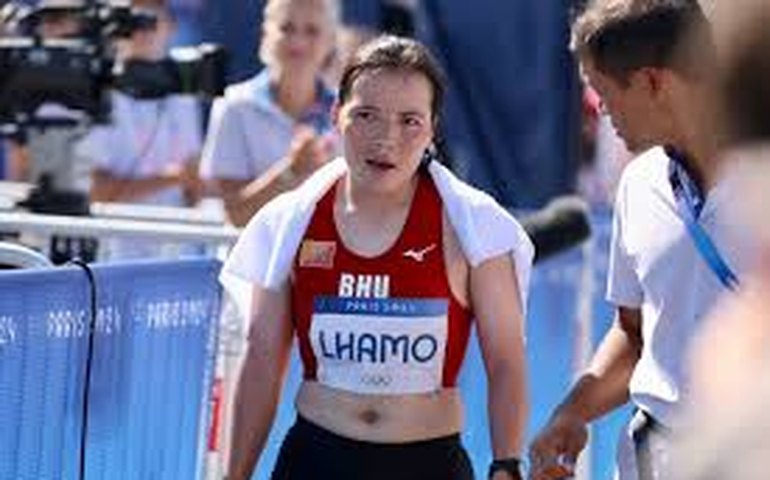 Atleta do Butão é aplaudida pelo público ao terminar em último lugar a maratona de Paris-2024
