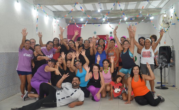 Alunas durante aula de zumba Alunas durante aula de zumba