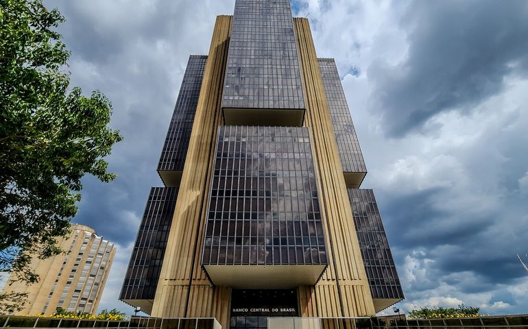 Copom eleva juros básicos da economia para 15% ao ano