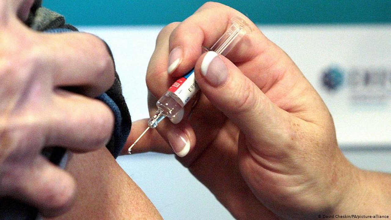 Como desinformação e grupos antivacina ameaçam combate à covid-19 no Brasil
