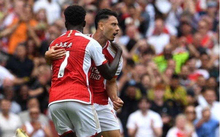 Martinelli dá assistência de calcanhar e Arsenal vence Nottingham na estreia do Inglês