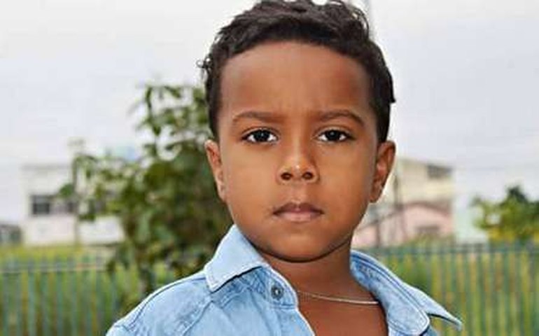 Menino de sete anos morre após ser baleado na porta de casa