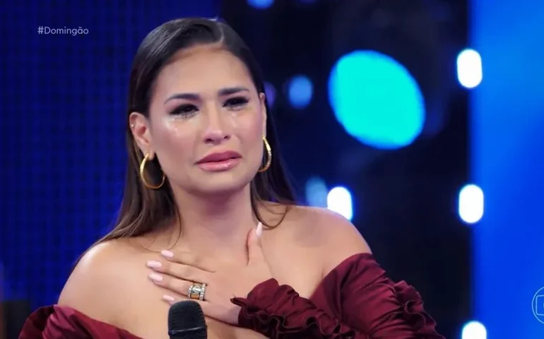 Simone Mendes chora ao receber 'disco de diamante' de Luciano Huck