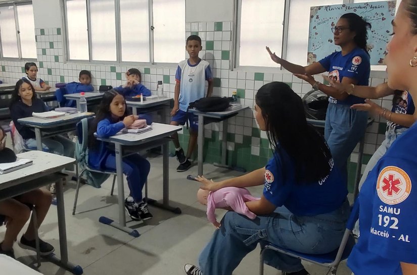 Samu leva primeiros socorros e cidadania à Escola Pompeu Sarmento, em Maceió