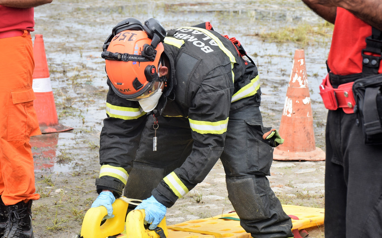 Corpo de Bombeiros socorre vítima de colisão entre moto e bicicleta em Maceió