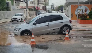 Carro cai em buraco após vazamento de água na Zona Sul de Aracaju / Foto: Foto: Portal A8SE/Reprodução