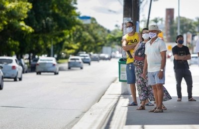 Novo decreto amplia abertura de comércio e bares e libera praias aos finais de semana