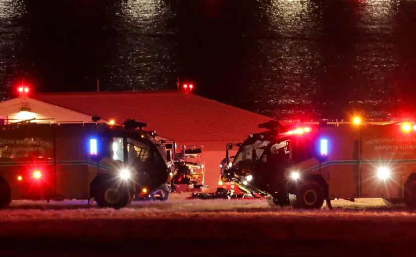 Oficiais dos EUA confirmam morte de todos a bordo após colisão entre helicóptero e avião