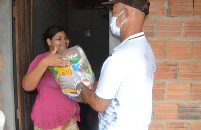 Em parceria com Estado, prefeitura de Olho D´água Grande distribui cestas para 600 famílias