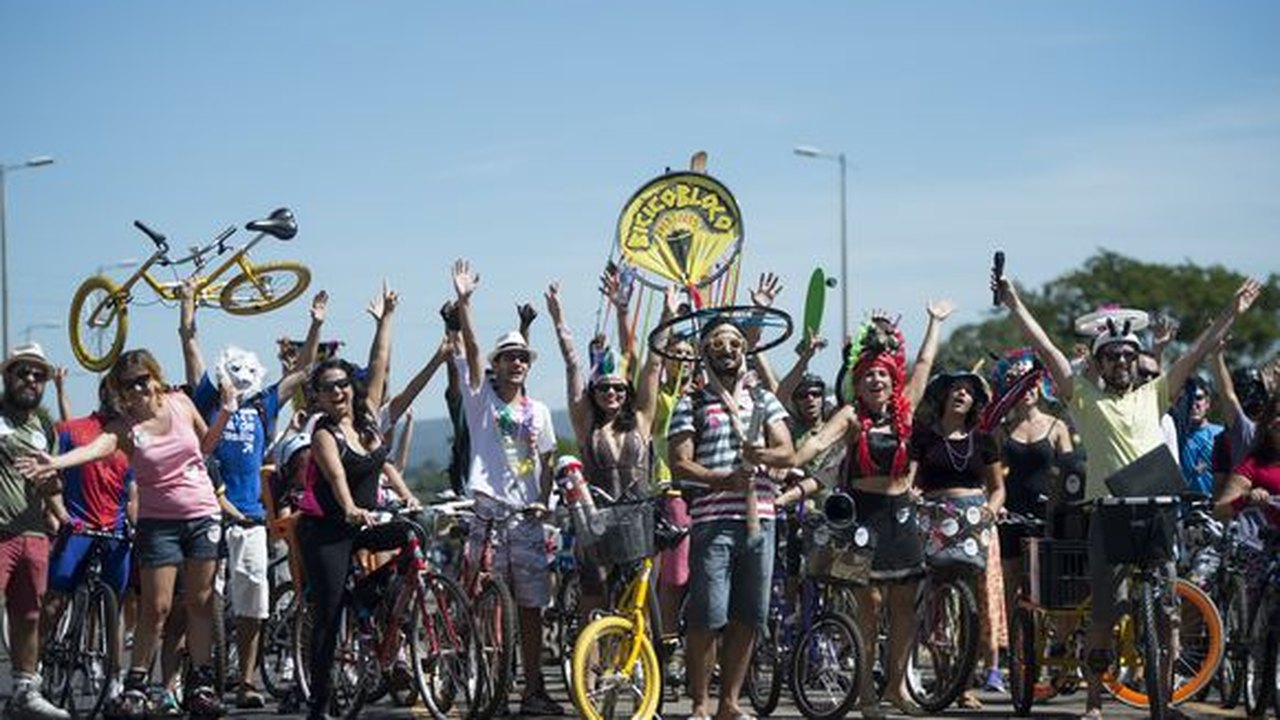 Bicicletas e muita criatividade animam o carnaval em Brasília