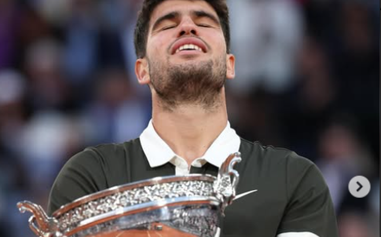 Alcaraz homenageia Sinner após vencê-lo em Roland Garros