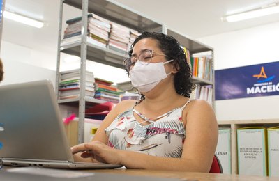 Aluna da rede municipal encanta internet gravando vídeos ensinando libras