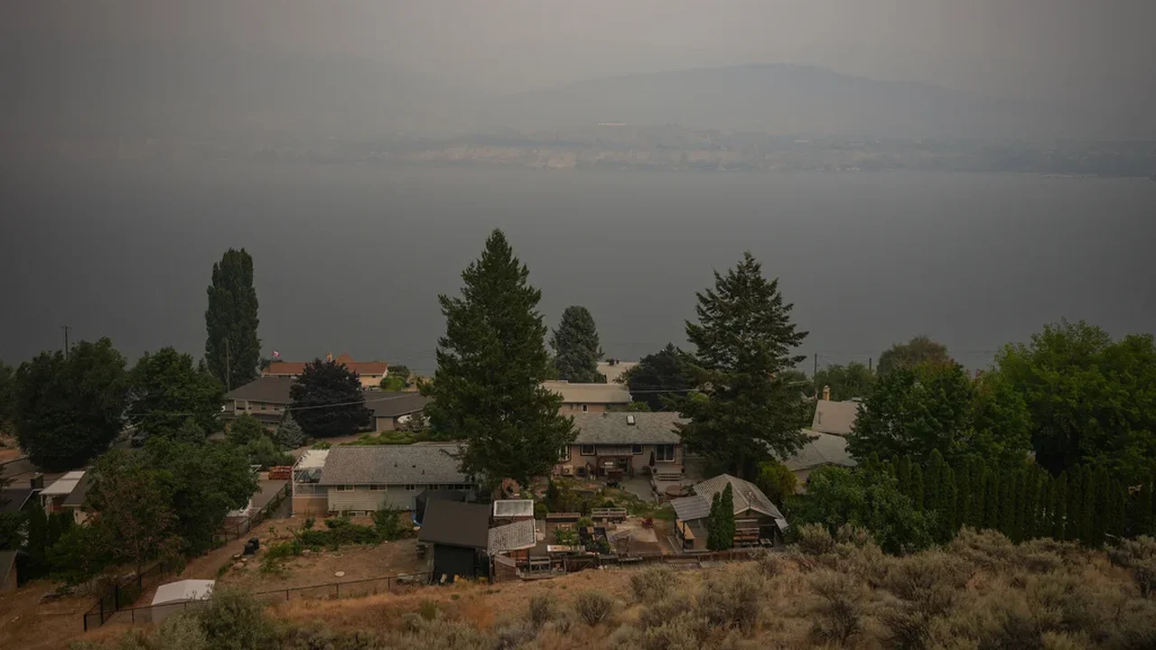 Canadá colocou as forças armadas em alerta máximo devido aos incêndios florestais na Colúmbia Britânica, que deixaram uma pessoa morta e milhares de desabrigados.