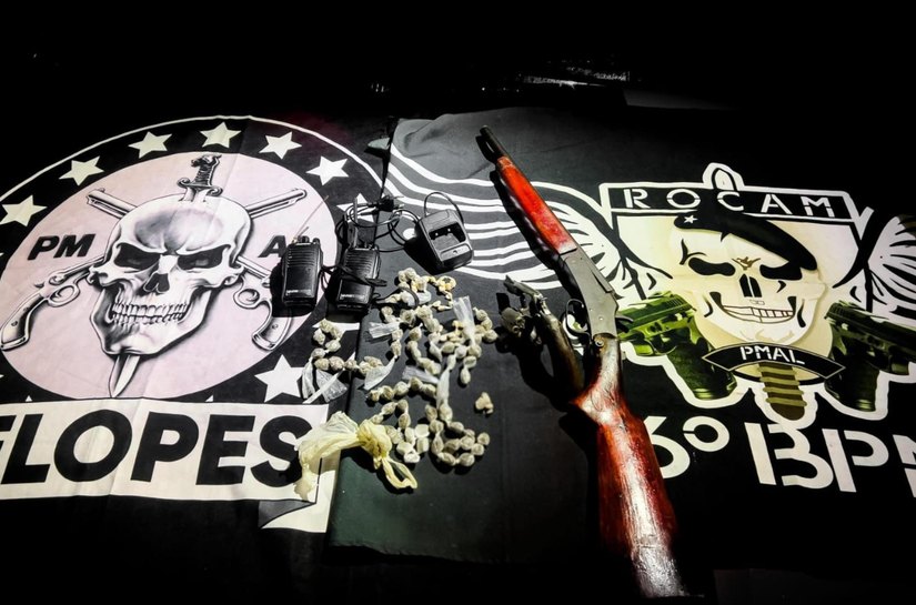PM combate o tráfico e apreende duas armas de fogo e drogas em Maragogi