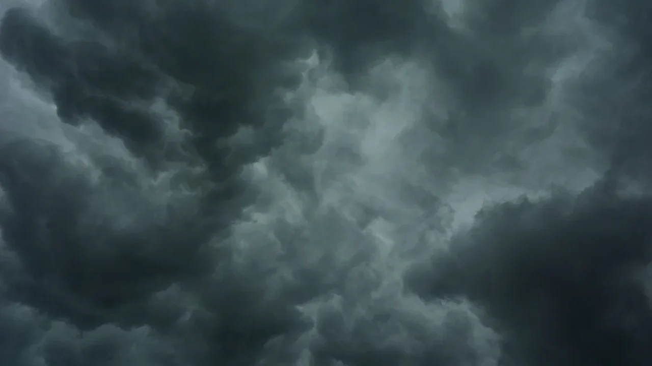 Tempestades severas atingem Illinois e Indiana, causando apagões enquanto sirenes de tornado soam.