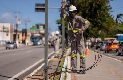 Saiba como acionar a Ilumina Maceió pelo app, 156, 0800 e outros canais de atendimento