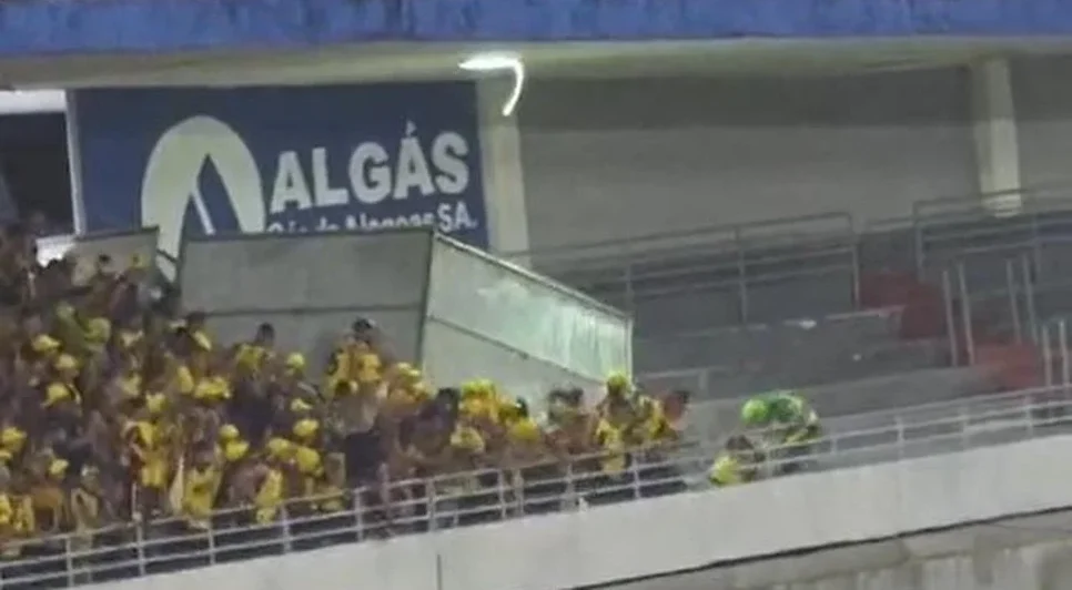 Tumulto após CRB x Sport teve barreiras derrubadas e intervenção da Polícia Militar no Estádio Rei Pelé. - Foto: Reprodução