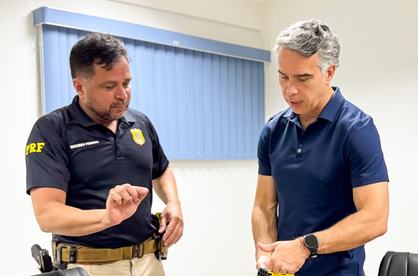 Rafael Brito entrega tasers adquiridos com recursos de emenda parlamentar para a PRF em Alagoas