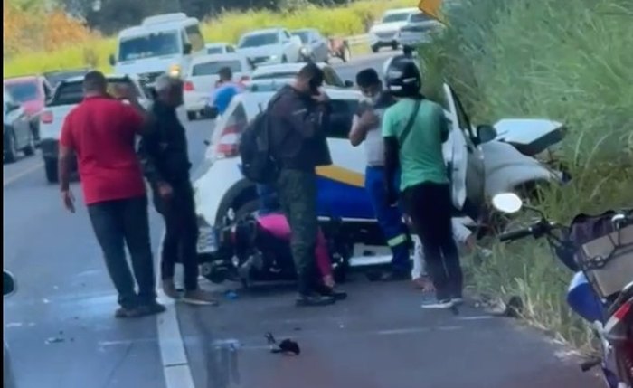 O acidente envolveu um caminhão, que tombou, um carro de passeio e uma motocicleta