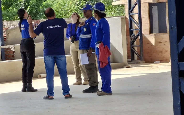 Polícia Científica vistoria a escola alvo de ataque a tiros em Palmeira dos Índios