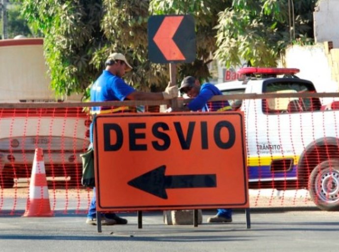 Substituição de rede de distribuição de água interdita trânsito no Poço