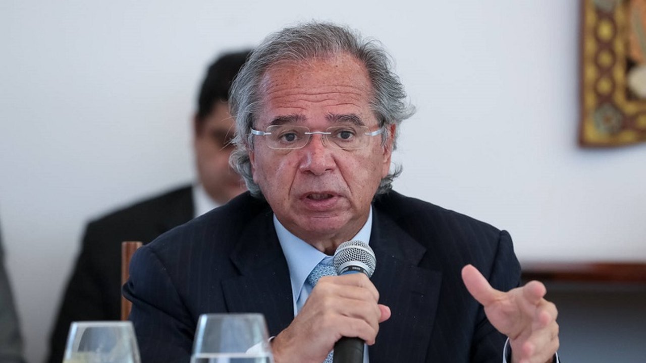 ‘Jamais tive projeto de taxar livros’, afirma Guedes, em nova resposta a Freixo
