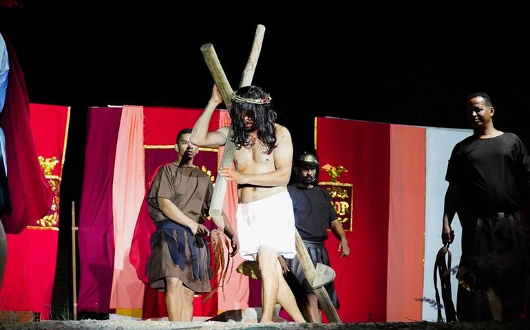 Encenação da Paixão de Cristo atrai multidão e emociona público em Traipu