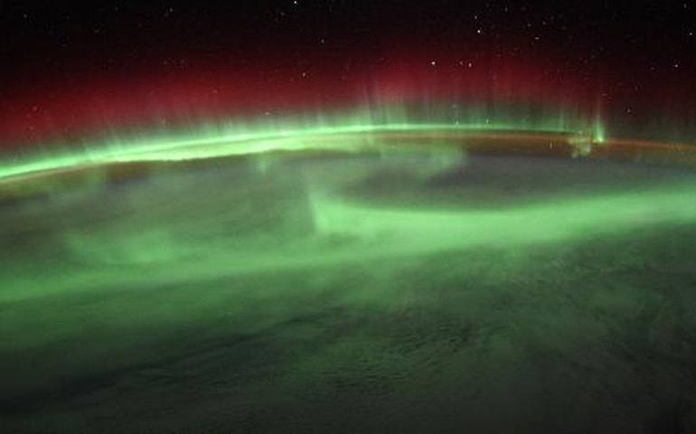Astronauta faz registro de formação da aurora boreal